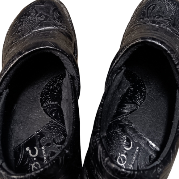 B.O.C. WOMEN'S SIZE 6 BLACK EMBOSSED LEATHER CLOGS. - Picture 2 of 6